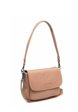 Sac à bandoulière en cuir beige avec fermeture à rabat, bandoulière amovible et nom de marque discrètement embossé sur le devant.