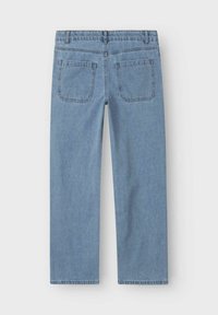 Gai zilu džinsi ar taisnu griezumu, divi aizmugurējie kabatas un redzamas šuves. Audumam ir gluda tekstūra.