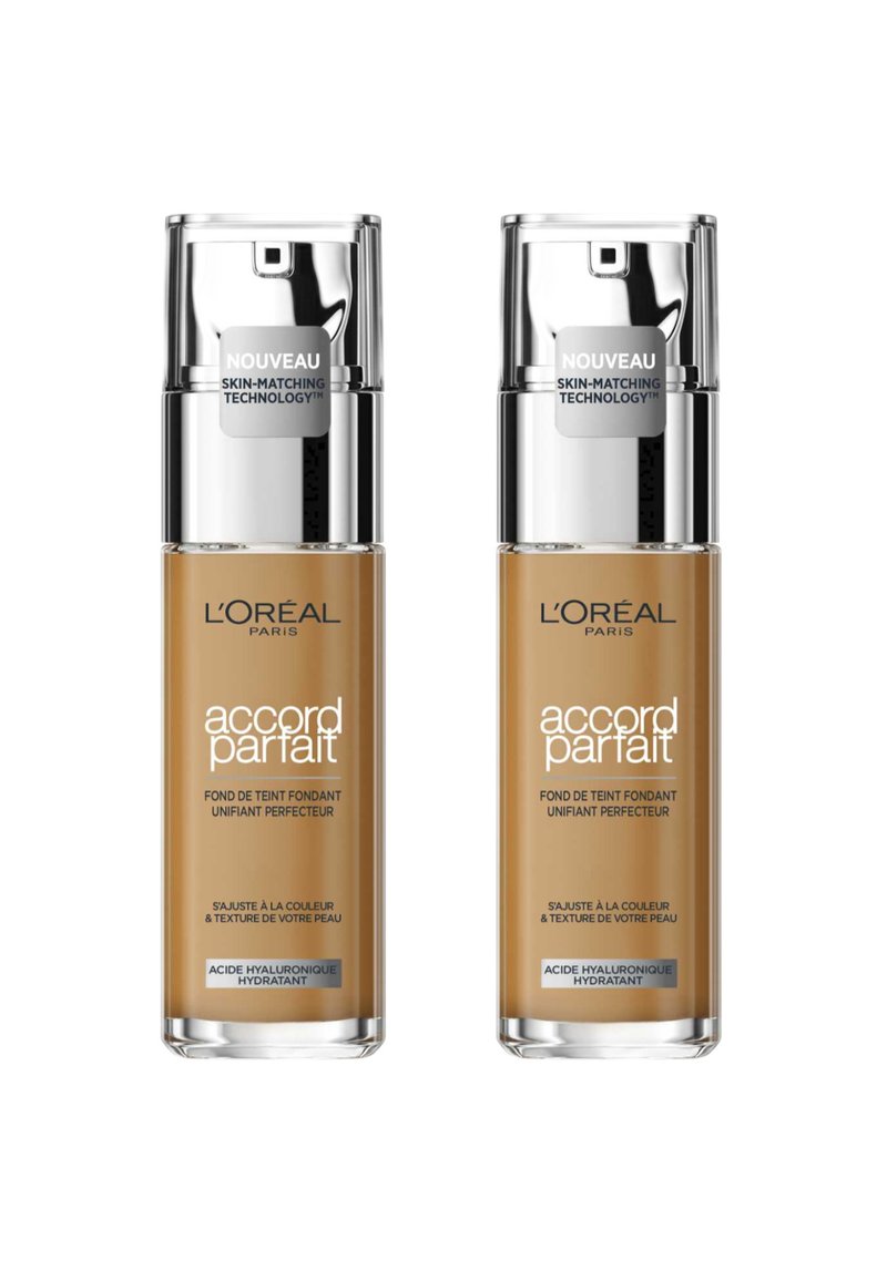 Deux flacons de fond de teint L'Oréal Paris, chacun avec un corps en verre transparent, une pompe en acier inoxydable et un liquide de couleur beige à l'intérieur. Les étiquettes décrivent les caractéristiques du produit.