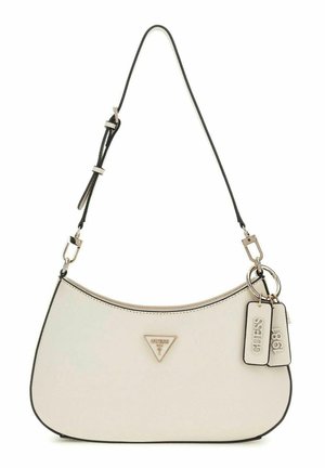 Sac à main synthétique blanc à forme arrondie, avec bordure noire, logo embossé et accents métalliques. Comprend deux étiquettes attachées par un anneau.