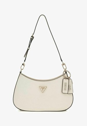 Sac à main synthétique blanc à forme arrondie, avec bordure noire, logo embossé et accents métalliques. Comprend deux étiquettes attachées par un anneau.