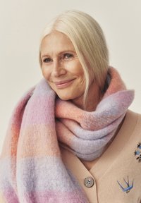 Mitmevärviline, pehme villane sall roosa ja lilla toonidega, triibulise mustriga, lahtiselt langev. Lisatud on kerge tekstuuriga detailid.