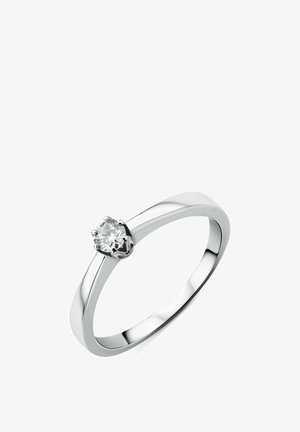 Srebrn prstan z okroglim, prozornim dragim kamnom postavljenim v nastavitvi s šestimi zobci; gladka banda z poliranim zaključkom, minimalistična zasnova.