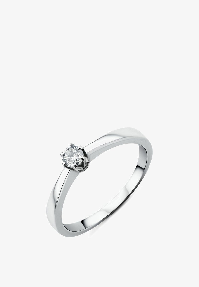 Srebrna prsten s okruglim, prozirnim dragim kamenom postavljenim u postavci s šest zupaca; glatka traka s poliranim završetkom, minimalistički dizajn.