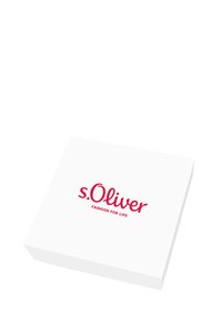 Caja rectangular blanca con el logo de s.Oliver en texto rojo, con el título "MODA PARA LA VIDA" debajo, acabado mate suave.