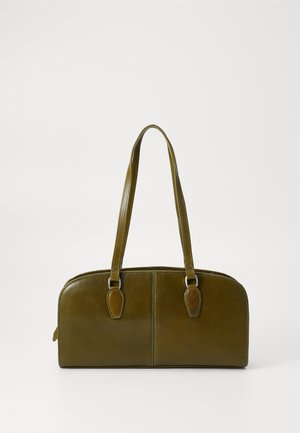 Skórzana torebka w oliwkowej zieleni o zaokrąglonym kształcie, z dwoma uchwytami i srebrnymi akcentami metalowymi. Gładka faktura z przeszyciami dekoracyjnymi.