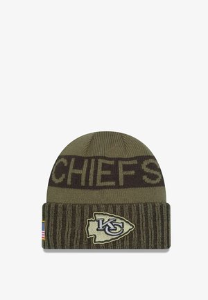 Bonnet en tricot vert olive avec motif de texte "CHIEFS". Présente une texture côtelée et un patch logo de couleurs contrastées sur le revers.
