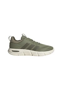 Baskets de sport vert olive avec tige en maille, trois bandes vert foncé sur les côtés, semelle blanche rembourrée portant l'inscription "Cloudfoam Flex".