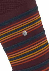 Kniestrümpfe mit kastanienbraunen, marineblauen und leuchtend orangefarbenen Streifen, die ein silbernes kreisförmiges Logo auf einem strukturierten Bund zeigen.