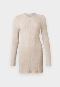 Vestido suéter de punto acanalado beige, de manga larga, con cintura ajustada y cuello redondo sobre un fondo blanco.