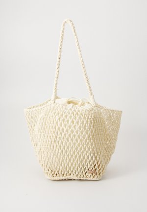 Tkaná taška v krémovej farbe s povrazovým uzáverom a zapletenými rúčkami. Štruktúrovaný otvorený dizajn so subtílnym brandingom.