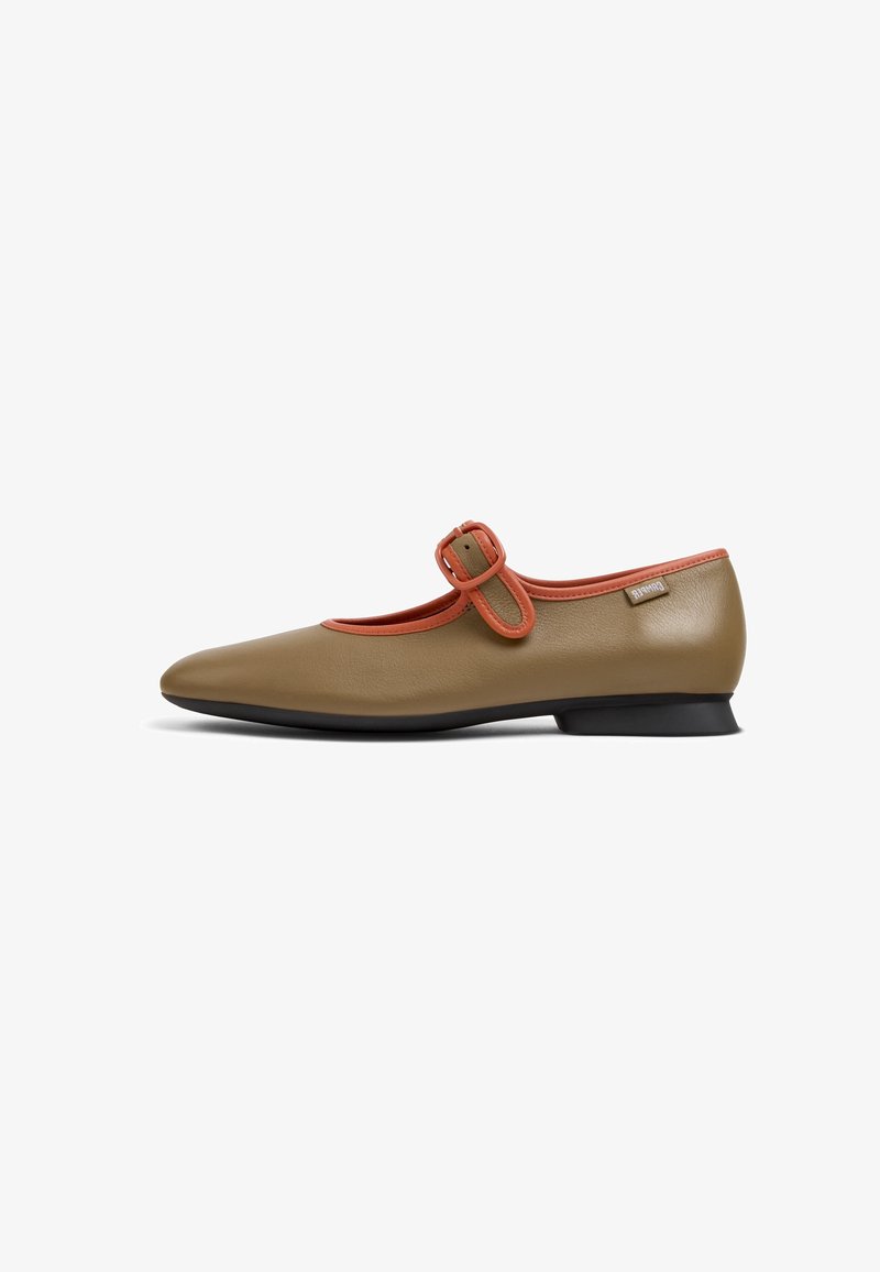 Chaussure plate en cuir avec un bout pointu, de couleur vert olive, accents orange autour de l'ouverture et un détail de boucle sur le côté. Talon noir bas.