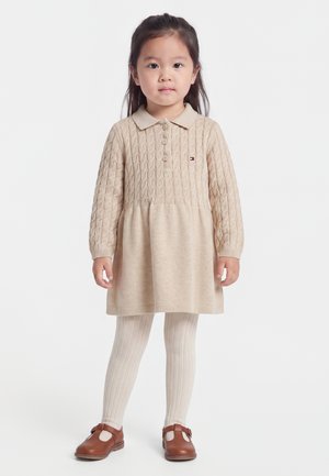 Tommy Hilfiger, SWEATER CABLE DRESS LS - Strikkjoler - gentle gold heather