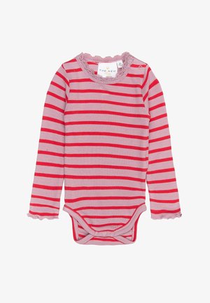 Bodysuit z dolgimi rokavi, izdelan iz mehkega blaga, z roza in rdečimi vodoravnimi črtami, z valovitim dekoltejem in s pritrdilnimi gumbi na dnu.