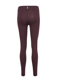 Bordeaux leggings met een gladde textuur, voorzien van een hoge tailleband en drie witte chevrons aan de achterkant.