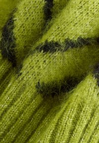 Unselected, bright green bow check