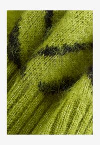 Unselected, bright green bow check