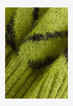 Groen gebreide stof met een pluizige textuur, donkere strepen en een mix van gladde en gestructureerde garens. Close-up detail benadrukt de zachtheid.