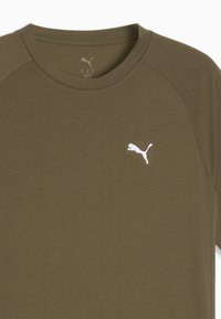 Olivgrünes Puma-T-Shirt mit Rundhalsausschnitt und weißem Puma-Logo auf der linken Brust.