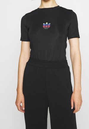 Schwarzer kurzärmeliger Body aus dehnbarem Material mit einem mehrfarbigen Logo auf der Brust und einem elastischen Bund.