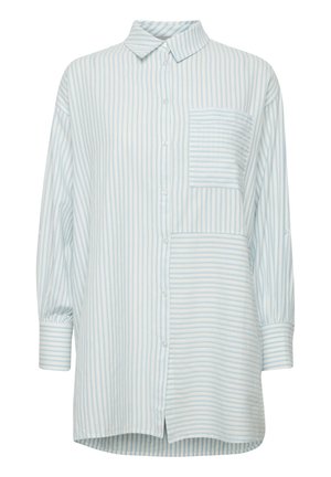 Lichtblauw en wit gestreept shirt met een kraag, knoopsluiting en een borstzak aan de linkerzijde met horizontale strepen. Lange mouwen met verzamelde manchetten.