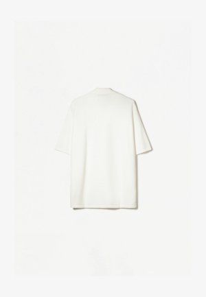 Rövid ujjú, laza szabású ing fehér textúrált anyagból. Puha gallérral és egyenes szegéllyel rendelkezik. Minimalista dizájn, látható minták nélkül.