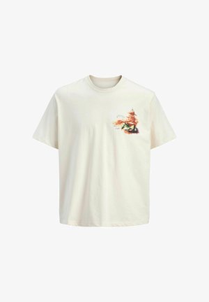 Fehér rövid ujjú póló, amelyen a bal mellrészen egy kis színes illusztráció látható egy hagyományos pagodáról és tájról.