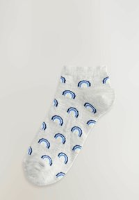 Ljust grå ankelstrumpa med ett mönster av blå och gula regnbågar. Tyget verkar mjukt med en ribbad kant och slät textur.