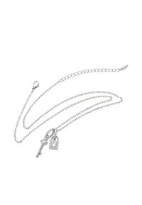 Sølv kæderekæde med to charms: en nøgle og en hængelås, der har små diamanter på hængelåsen, elegant og delikat design.