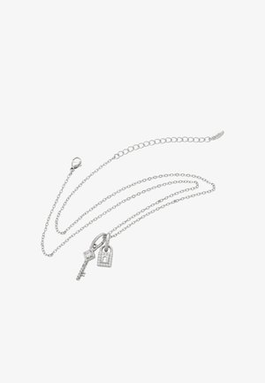 Silberne Kettenhalskette mit zwei Anhängern: einem Schlüssel und einem Vorhängeschloss, das kleine Diamanten auf dem Vorhängeschloss hat, elegantes und zartes Design.