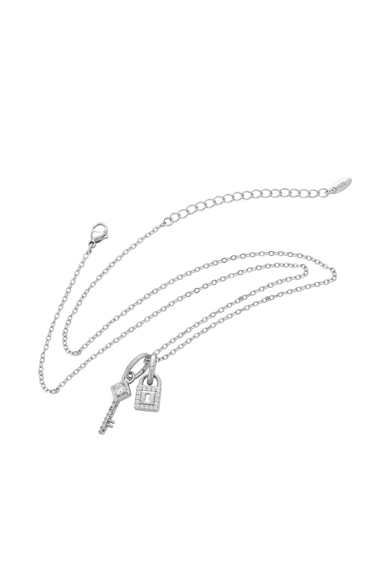 Sølv kæderekæde med to charms: en nøgle og en hængelås, der har små diamanter på hængelåsen, elegant og delikat design.