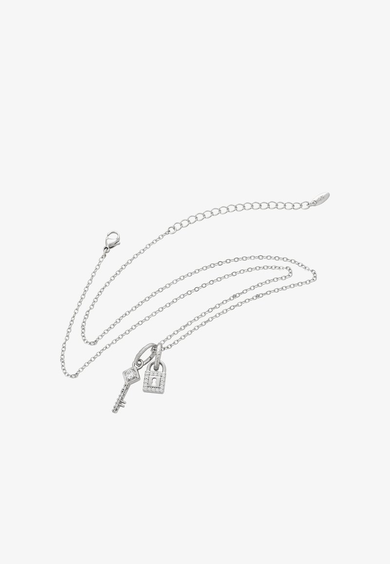 Sølv kæderekæde med to charms: en nøgle og en hængelås, der har små diamanter på hængelåsen, elegant og delikat design.