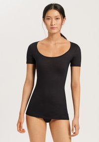 Černý top s krátkým rukávem vyrobený z měkké tkaniny, s kulatým výstřihem a slim fit střihem, disponující hladkou texturou a minimalistickým designem.