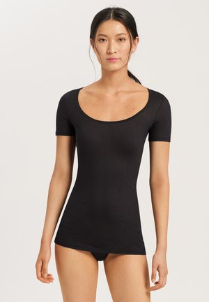 Top corto nero a maniche corte realizzato in tessuto morbido con scollatura a barco e vestibilità slim, caratterizzato da una texture liscia e un design minimalista.