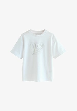 Camiseta de algodón blanca de manga corta con la frase "VIVE LIBRE" en impresión gris claro, adornada con gráficos de palmeras y un cuello redondo.