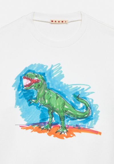 T-shirt blanc avec un dinosaure T-Rex vert de style croquis coloré, fond bleu et sol orange, présentant un col rond et une étiquette Marni.