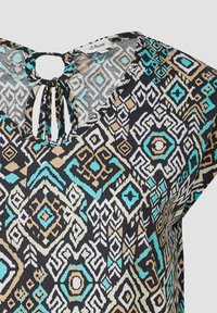 Geprinte top met een zwarte basis, voorzien van geometrische vormen in turquoise, beige en wit. Sleutelgat detail op de achterkant met strikjes bij de halslijn.
