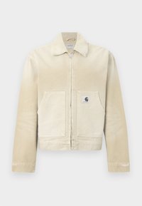 Μπεζ μπουφάν denim με φερμουάρ μπροστά, μυτερό γιακά, δύο τσέπες μπροστά και ένα μικρό λογότυπο στο αριστερό τσεπάκι. Υφασμάτινη υφή.