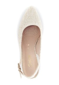 Pointed-toe slingback schoen van textuur off-white stof, met een gevoerde inlegzool met perforaties en een gespstrap op de hak.