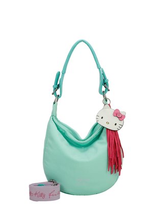 Sac à main en tissu turquoise doux, de forme courbée, avec un charme Hello Kitty et des franges roses, accompagné d'une anse lilas.