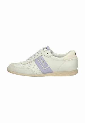 Bílý kožený teniska s fialovými akcenty, perforovanými detaily, plochými tkaničkami a texturovanou podrážkou. Viditelné boční logo.