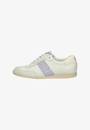 Biały skórzany sneaker z fioletowymi akcentami, perforowanymi detalami, płaskimi sznurowadłami i teksturowaną podeszwą. Widoczne boczne logo.
