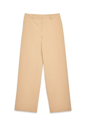Beige levele trouserit, joilla on räätälöity istuvuus, pehmeä tekstuuri, etupleiit ja kaksi sivutaskua. Ei näkyvää varustusta tai kuvioita.