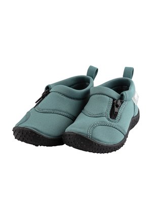 Aquamarinfarbene Slipper aus weichem Stoff mit einem Reißverschluss und strukturierten schwarzen Gummisohlen; ausgestattet mit doppelten Zuglaschen für ein einfaches Anziehen.