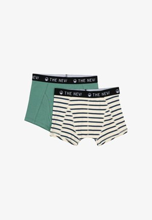 Două perechi de boxeri pentru bărbați; una verde uniform, cealaltă crem cu dungi bleu marin. Ambele au centuri elastice negre cu logo.