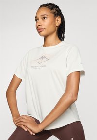 ASICS FUJITRAIL LOGO TOP - Sportiniai marškinėliai trumpomis rankovėmis - cream