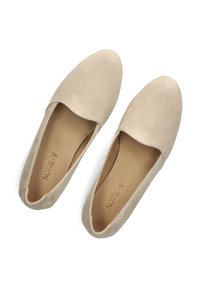 Beige suède instappers met een ronde neus en minimale stiksels. Zachte binnenvoering met "NOTRE-V" branding op de binnenzool.