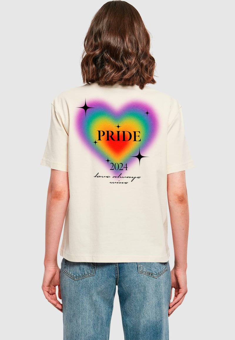 Cremefarvet bomulds t-shirt med et multicolor hjertegrafik med teksten "PRIDE 2024" og "kærlighed vinder altid", samt stjerneaccenter.