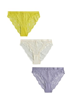 Sous-vêtements féminins style bikini en dentelle jaune, crème et lavande disposés verticalement sur un fond blanc.