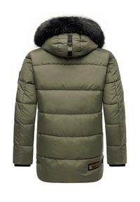 Jachetă parka căptușită de culoare verde măsliniu, cu glugă căptușită cu blană sintetică, design cu cusături orizontale și fermoare laterale. Include un etichetă pe tiv.